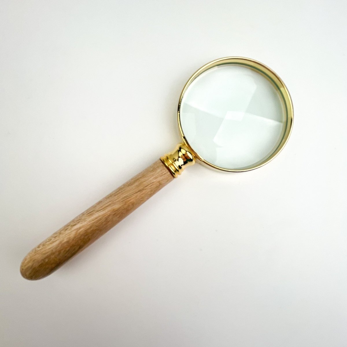 Magnifying glass store for sewing